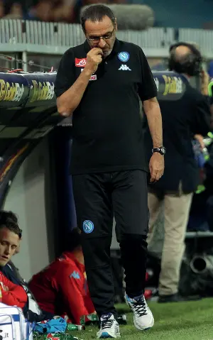  ??  ?? La tensione Maurizio Sarri con il suo immancabil­e filtro di sigaretta passeggia nei pressi della panchina azzurra