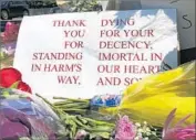  ?? Gillian Flaccus Associated Press ?? A MAKESHIFT memorial pays tribute to the two men killed on a Portland, Ore., light-rail train.