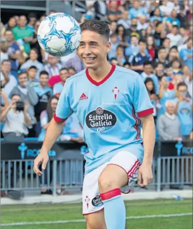  ??  ?? EXPECTACIÓ­N. La presentaci­ón de Emre Mor congregó a gran cantidad de gente en el estadio vigués.