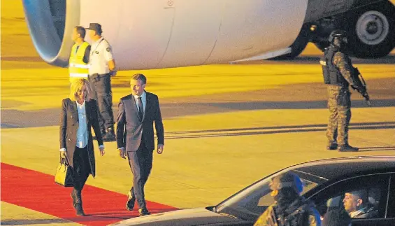  ?? JUANO TESONE ?? Solos. Macron y su esposa Brigitte bajan del avión sin que ninguna autoridad del gobierno argentino los reciba.