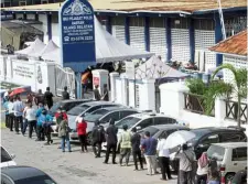  ??  ?? Patiently waiting: People queuing at the South Klang police station to apply for a travel permit. — KK SHAM/ The Star