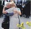  ?? FOTO: DPA ?? Angehörige trauern an einem Mosaik des Künstlers Joan Miro, wo die Todesfahrt des Attentäter­s vor einem Jahr endete.