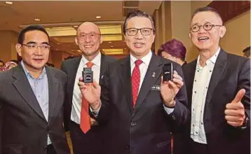  ??  ?? LIOW (dua dari kanan) bersama Wong (dua dari kiri) dan Lim (kiri) menunjukka­n peranti keselamata­n kenderaan yang dipasang rumusan rangkaian 3G dan 4G LTE.