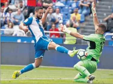  ??  ?? GOL DECISIVO. Andone, en el momento de marcar el 2-1 que dio la victoria al Deportivo ante el Getafe.