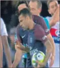  ??  ?? MINUTO 57. Alves coge el balón, se lo niega a Cavani y se lo cede a Neymar para que tire una falta.