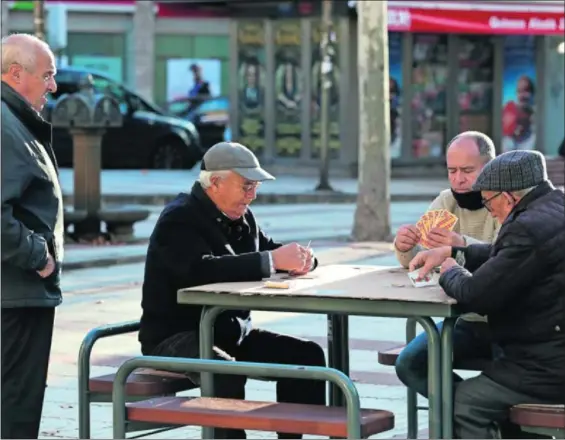  ?? / VÍCTOR SAINZ ?? Un grupo de jubilados juega a las cartas en Madrid.