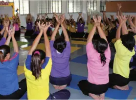  ??  ?? YOGA DANS UNE PRISON POUR FEMMES EN THAÏLANDE