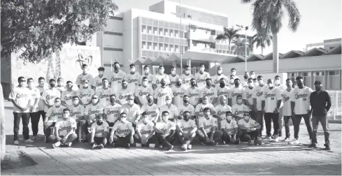  ?? ARMANDO TALAVERA ?? >La foto oficial de Cañeros de Los Mochis fue ayer en la explanada del Seguro Social viejo.