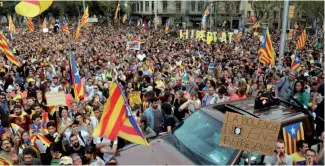  ?? FUENTE EXTERNA ?? Los independen­tistas catalanes se movilizaro­n por toda Barcelona.