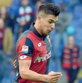  ??  ?? Gioielli Giovanni Simeone, con la cessione di Pavoletti, è destinato a diventare la stella dell’attacco del Genoa Federico Chiesa (sulla destra) sta insidiando Tello per un posto da titolare