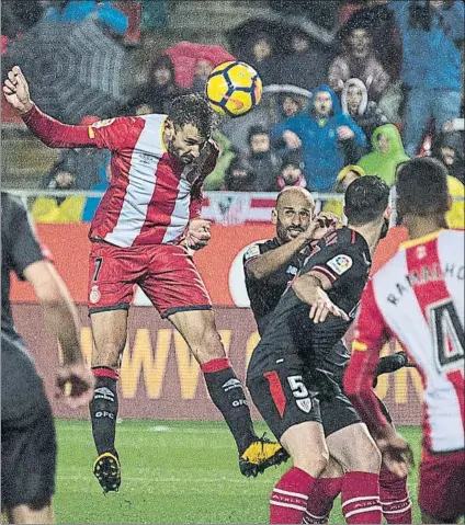  ?? FOTO: PERE PUNTÍ ?? Cristhian Stuani, rematando de cabeza durante el Girona-Athletic Club del pasado fin de semana en el que logró dos goles