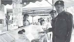  ??  ?? IKUT PERATURAN: Abdul Hafidz (kanan) bersama Moss (dua kanan) ketika memeriksa salah sebuah gerai di Bazar Ramadan Mukah semalam.