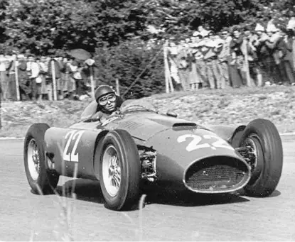  ??  ?? Fangio maneja su Lancia D50, que fallará en el giro 17; luego usará el que le cederá su compañero Collins