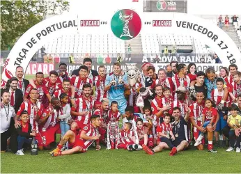  ??  ?? José Mota e os jogadores do Aves bateram o Sporting e viveram “momento único”