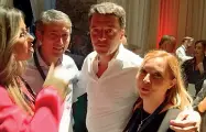  ??  ?? Incontri
Virna Riccardi (a destra), segretaria del circolo cittadino dei Dem, abbraccia l’ex leader pd Matteo Renzi. Sopra, con l’ex ministro Boschi