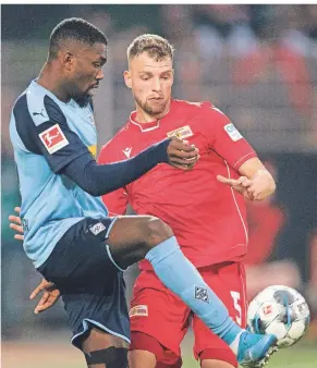  ?? FOTO: SOEREN STACHE/DPA ?? Union Berlins Marvin Friedrich (r) gegen Borussias Marcus Thuram.