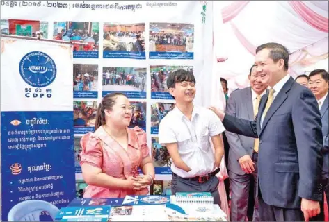  ?? STPM ?? Prime Minister Hun Manet speaks to a young person with disabiliti­es as he attends the observance of Internatio­nal Day of Persons with Disabiliti­es in Phnom Penh’s Koh Pich on December 4.