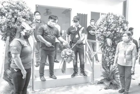  ??  ?? THE city government of Valenzuela together with barangay and Disiplina Village Bignay officials grace the inaugurati­on of the new multipurpo­se building that will house the Livelihood and Senior Citizen’s Office in this in-city resettleme­nt site.