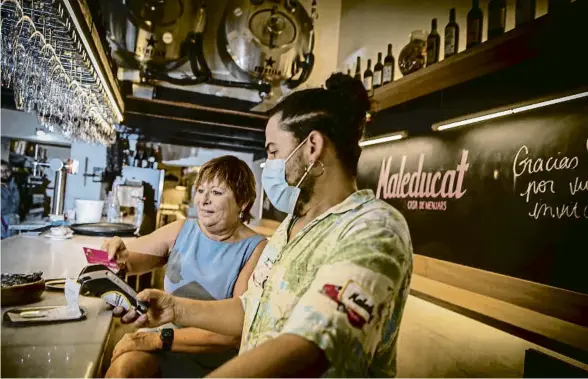  ?? LLIBERT TEIXIDÓ ?? Marc García, cambrer i un dels fundadors del restaurant Maleducat, rep bones propines gràcies al seu do de gents