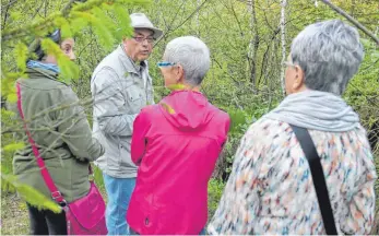  ?? FOTO: RUDI HEILIG ?? Wanderführ­er Ernst Brunner informiert und fasziniert im Steinacher Ried seine Gäste.