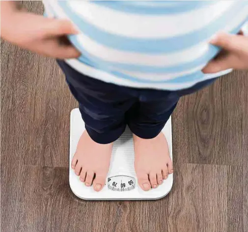  ?? Foto: Shuttersto­ck ?? Jungen sind häufiger von Übergewich­t betroffen als Mädchen.