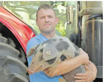  ?? FOTO: BECKERBRED­EL ?? Markus Both auf dem Fürstenhof in Völklingen-Fürstenhau­sen mit einem Schwein aus dem Freigehege.