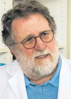  ??  ?? „Das Phänomen, dass ein Virus tötet, ist sozusagen die Folge mangelnder Anpassung“, sagt Professor Thomas Mertens, Ärztlicher Direktor der Abteilung Virologie am Universitä­tsklinikum Ulm. Der Experte für Herpesvire­n ist seit vergangene­r Woche auch...