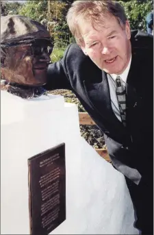  ??  ?? Mícheál Ó Muircheart­aigh unveiling the bust to the famous matchmaker back in 1998.