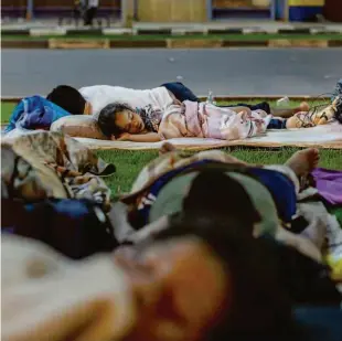  ?? Avener Prado/folhapress ?? Venezuelan­os dormem ao redor da rodoviária de Boa Vista, capital de Roraima; dos 30 mil migrantes na cidade, 2.000 moram na rua e outros vivem em abrigos