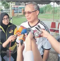  ??  ?? SEMUA SAMA: Riot bercakap kepada pemberita selepas pelancaran kem ‘I Want Sihat’ di Sekolah Sunny Hill, Kuching semalam. Turut kelihatan Penolong Pengarah Jabatan Kesihatan Negeri Dr Jamilah Hashim.