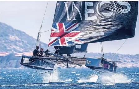  ?? FOTO: JESUS RENEDO/ INEOS ?? Ein Name, der Stolz und Geschichte vereint: Das „fliegende Segelboot“des Ineos-Teams UK wurde am 4. Oktober auf den Namen „Britannia“getauft.