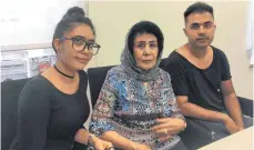  ?? ARCHIVFOTO: EVI ECK-GEDLER ?? Schwester Fariha, Mutter Sharifa und Fareidon Azizi (von links) sind überglückl­ich, dass Farid bald wieder zurück in Lindau ist.