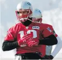  ?? BILL SIKES, THE ASSOCIATED PRESS ?? Quarterbac­k Tom Brady was sporting gloves on both hands at Patriots practice on Friday.