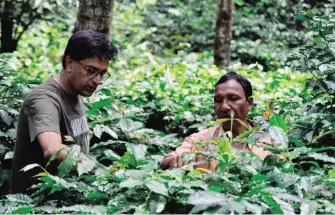  ??  ?? ARAKU co-founder and Naandi chief executive Manoj Kumar with a farmer in Araku.