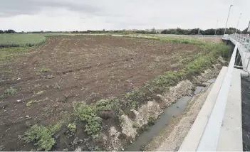  ??  ?? Farmland behind Horsey Toll Bridge on Whittlesey Road, Stanground which could be set for developmen­t.