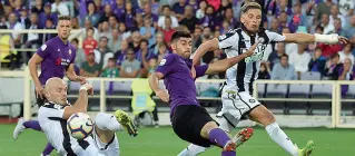  ??  ?? Nella mischia Un intervento di Marco Benassi con la maglia della Fiorentina (LaPresse)