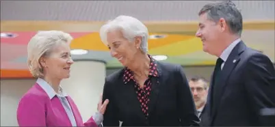  ?? EFE ?? La presidenta de la Comisión Europea, Ursula von der Leyen, con la presidenta del BCE, Christine Lagarde, y el presidente del Eurogrupo, Pascal Donohoe.