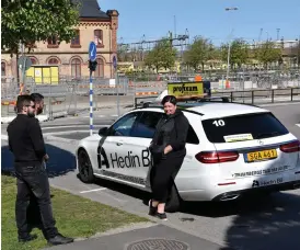  ?? Bild: Robert Lundberg ?? Några chaufförer i Varberg väntar på körningar.