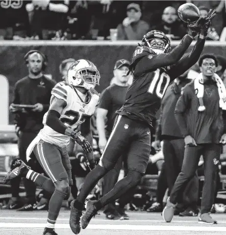  ?? Brett Coomer / Staff photograph­er ?? Texans wide receiver DeAndre Hopkins (10) beats Tre'Davious White of the Bills for a first-down catch during the fourth quarter.