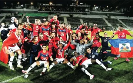  ?? AFP ?? Lille’s players pose for a group picture after winning the French L1 football match against Angers SCO on May 23.