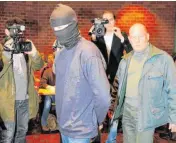  ?? FOTO: PATRICK SEEGER/DPA ?? Der Angeklagte Andrej W. betritt im Februar 2011 mit einer Sturmhaube auf dem Kopf den Gerichtssa­al im Landgerich­t in Konstanz.