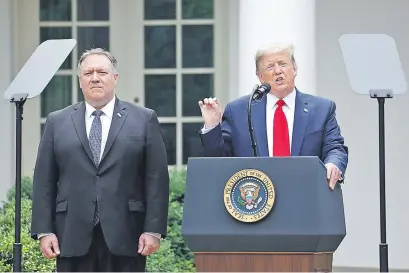  ??  ?? El presidente de EE.UU., Donald J. Trump (d), durante la conferenci­a de prensa, ayer, junto al secretario de Estado, Mike Pompeo (i); en la cual anunciaron la salida de Estados Unidos del organismo de salud de la ONU. EFE