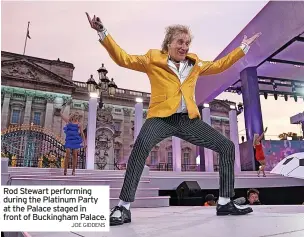  ?? JOE GIDDENS ?? Rod Stewart performing during the Platinum Party at the Palace staged in front of Buckingham Palace.