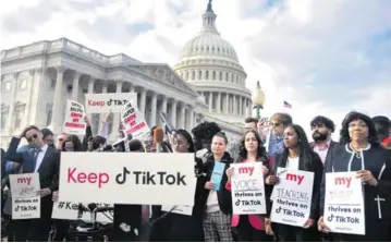  ?? AFP ?? Tiktokers protestaro­n frente al Capitolio contra el proyecto que buscar vetar a TikTok en todo el país.