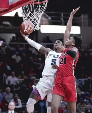  ?? WORSOM ROBINSON/FOR THE SUN-TIMES ?? Evanston’s Lance Jones (left) duels with Rockford East’s Sincere Parker.