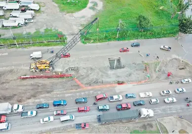  ??  ?? PROCESO. Ya se realizan las pruebas del hincado de pilotes en el puente a desnivel en el bulevar del este.