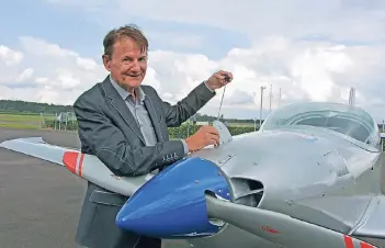  ??  ?? Jens Owczarek macht ein Ultraleich­tflugzeug für eine Tour bereit. 13 Flugschüle­rn hat der ehemalige Augenarzt bislang zur Lizenz verholfen.