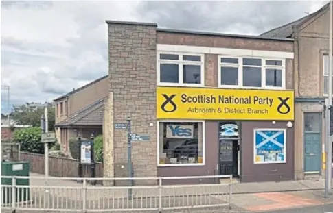  ??  ?? RANT: Andrew Cant was previously banned from going within 50 yards of the SNP office in Arbroath.