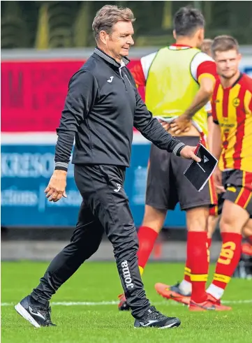  ??  ?? GAFFER: Dunfermlin­e manager Peter Grant during the Partick Thistle game.