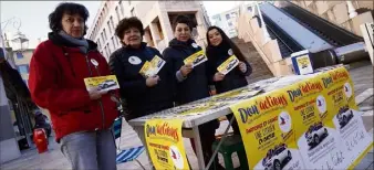  ?? (Photo Patrick Blanchard) ?? Joëlle Cavallero (à gauche), secrétaire générale du Var du Secours populaire français, accompagné­e par Isabelle, Lamia, Aurelia sur le stand de Don’actions.